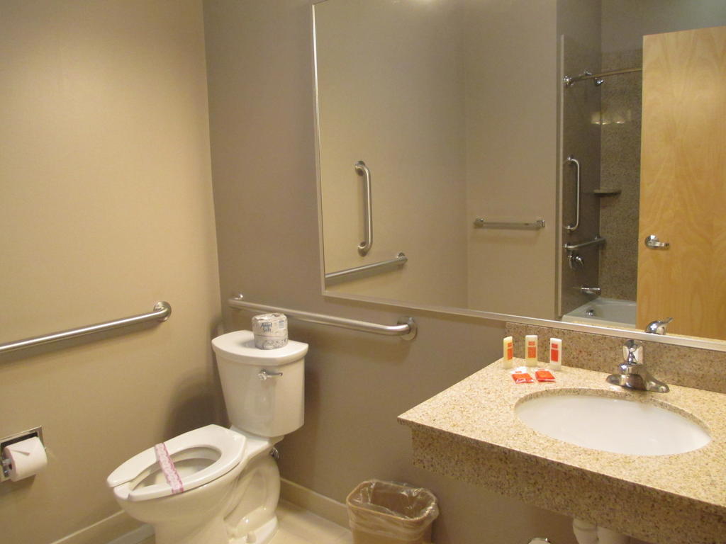 Red Carpet Inn And Suites Monmouth Junction Room photo