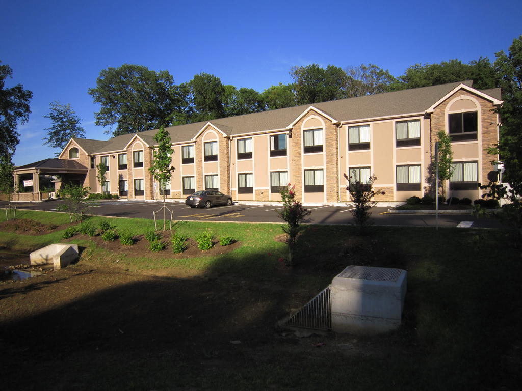 Red Carpet Inn And Suites Monmouth Junction Exterior photo