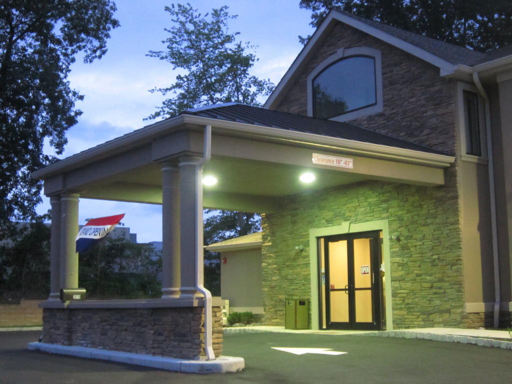 Red Carpet Inn And Suites Monmouth Junction Exterior photo